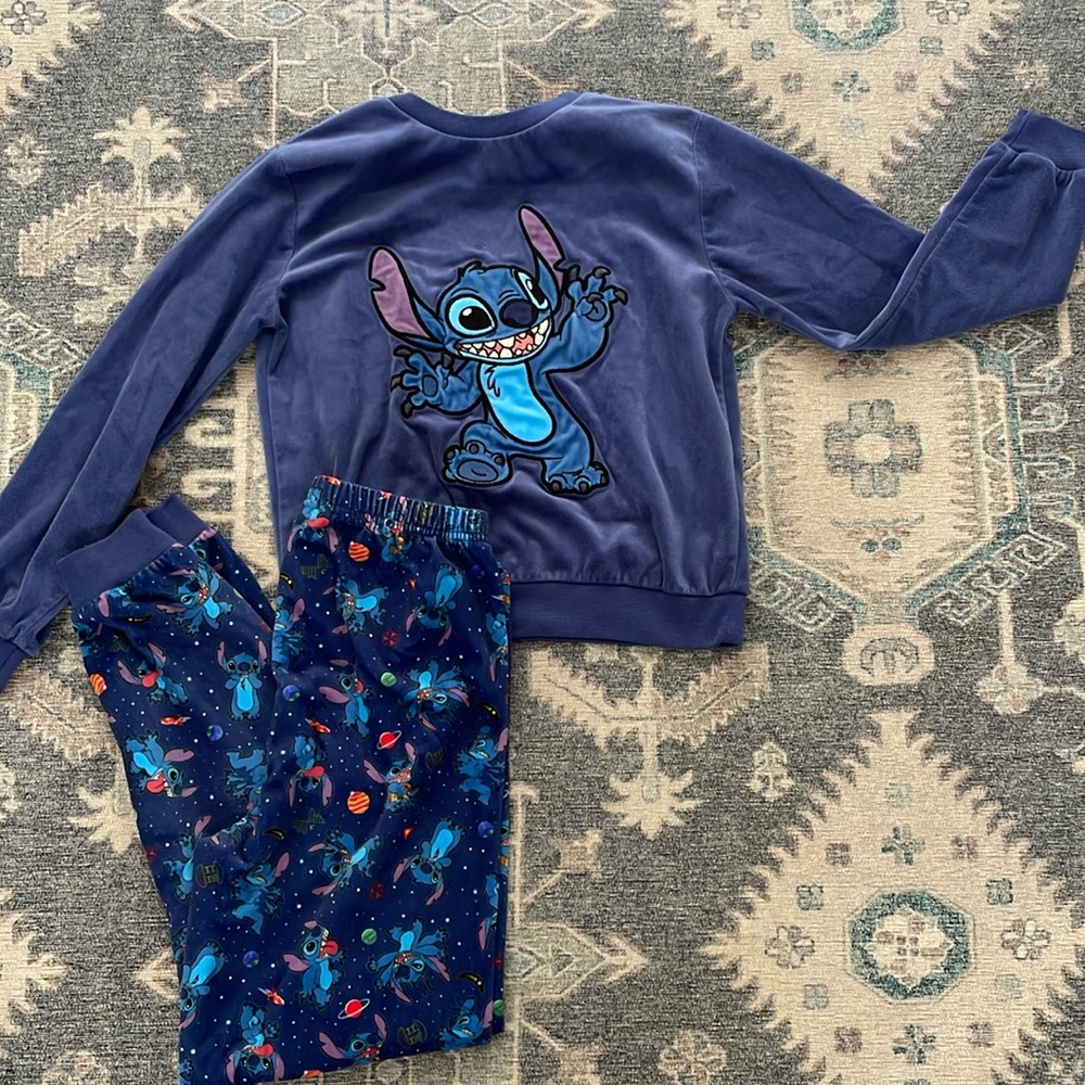 Disney kid’s pjs size 9/10